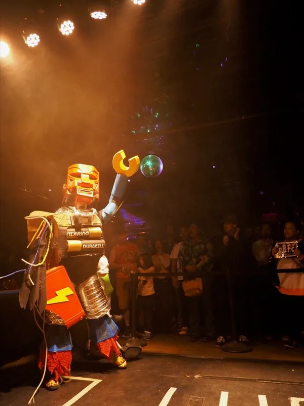 Giant Robot Fight Club photograph 7